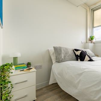 Silver En Suite City View - Image 5